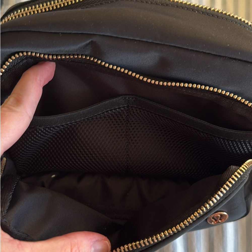lululemon athletica 2L bag - Picture 2 of 7